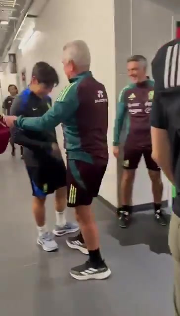 kaiyun-师徒重逢！墨西哥主帅阿吉雷赛后与李刚仁见面并开玩笑