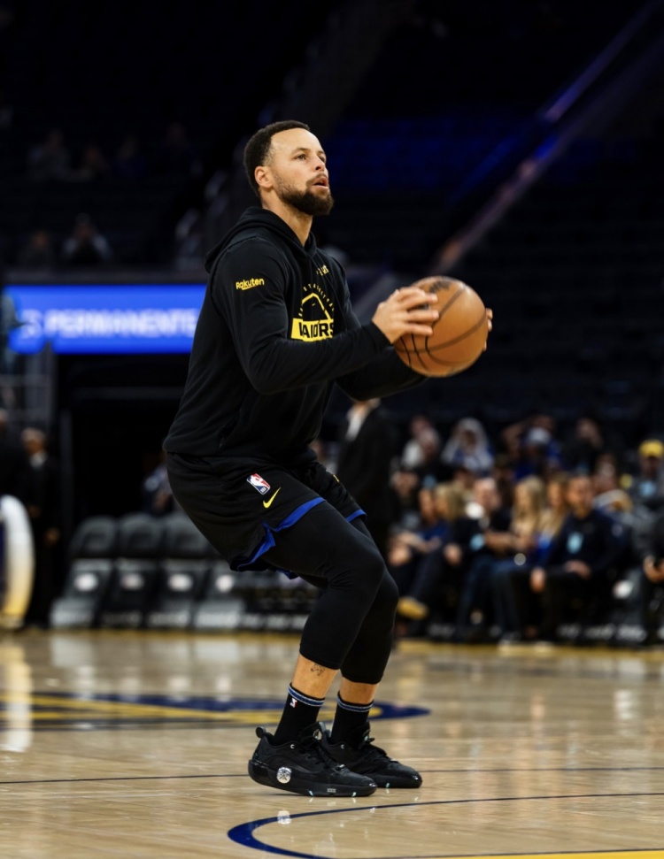 开云体育下载-致敬热火传奇!库里今天将穿着韦德之道12参加与热火的比赛