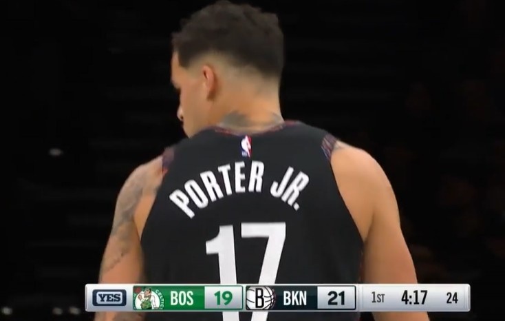 开云体育APP-真是自信!小迈克尔·波特踩着logo坚决出手 加长三分空心命中!