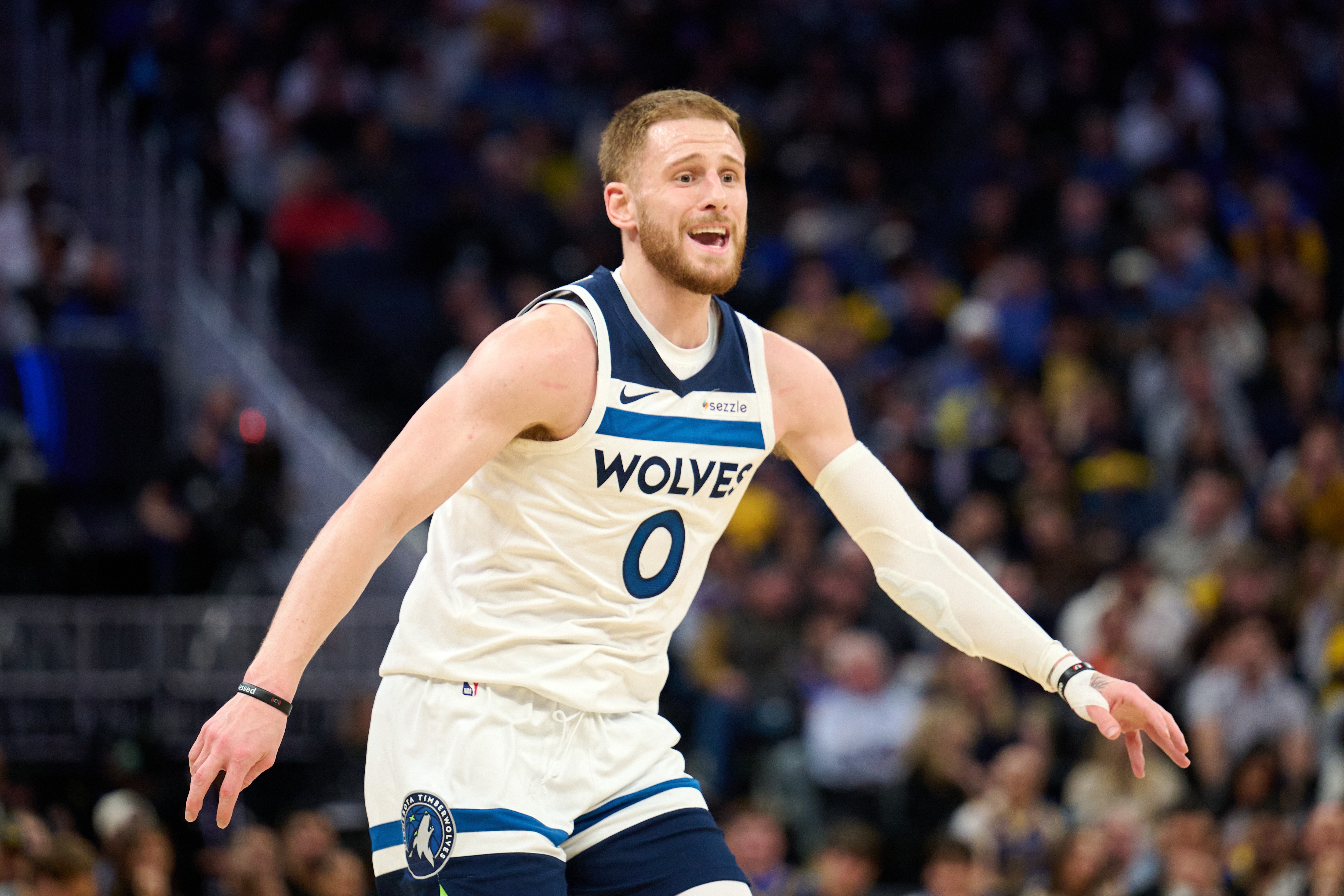 开云体育APP-精准打击!兰德尔最后时刻甩锅 迪文岑佐加长三分压哨命中