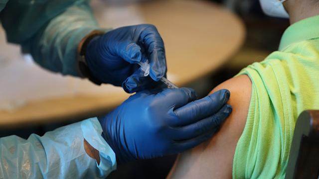 美国疫情形势依旧没有好转 疫苗成新赛季通行证